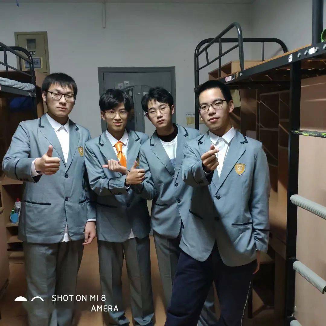 金山中学的校服分为四款:春秋装,夏装,冬装以及正装,我们的校服充满