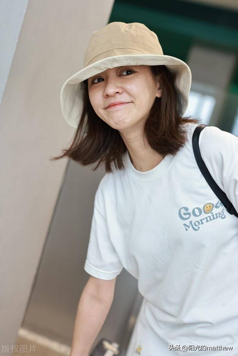 陈意涵街拍:白色体恤黑色裙子休闲潇洒_湖南_长沙_机场