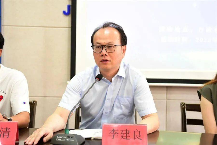 李建良校长解读了嘉善高级中学的校训与办学理念,特别介绍了学校每月