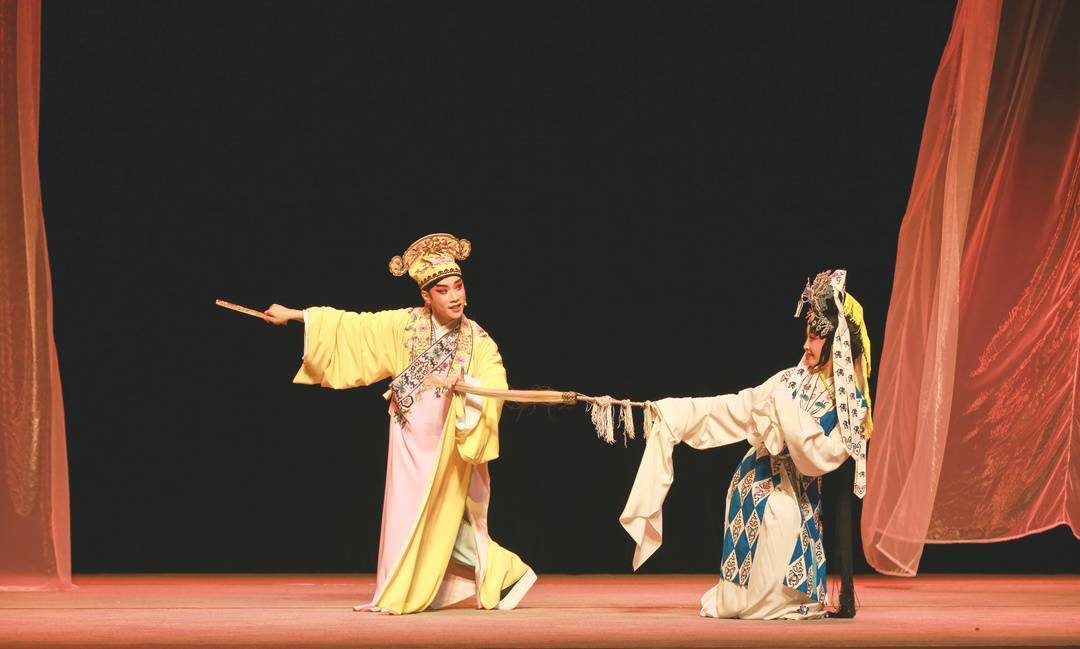 24日在成都新声剧场上演的川剧《离恨天·审》,就提炼了以上三部传统