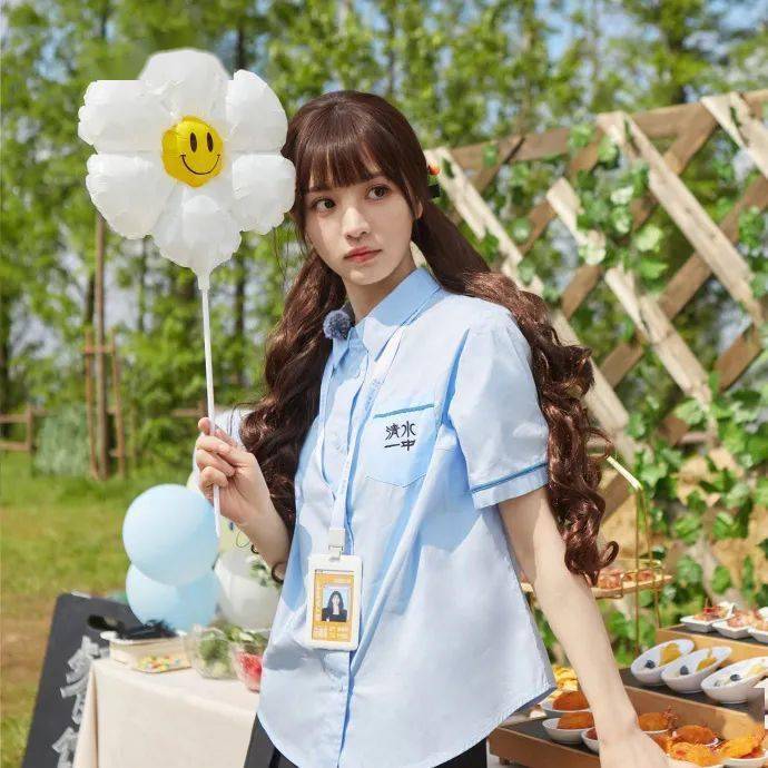 一中的校服瞬间梦回黄橙子小学妹终于长大啦图片来源于:@女子推理社官