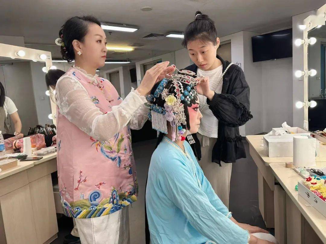 和《凤还巢》,皆为京剧名家,天津京剧院实验团团长,国家一级演员王艳