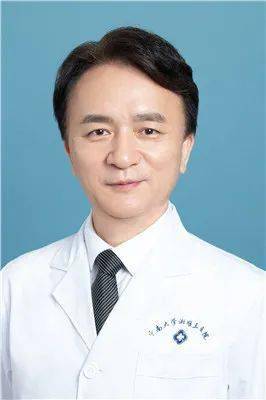 何庆南,医学博士,一级主任医师,儿科学教授,博士生导师,中南大学