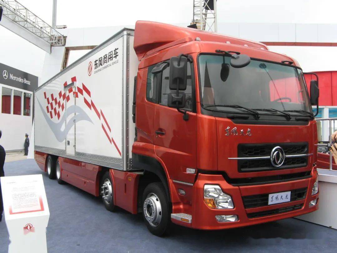 国产车也有过小胎低床台 回顾2009上海车展东风天龙8x4厢式载货车