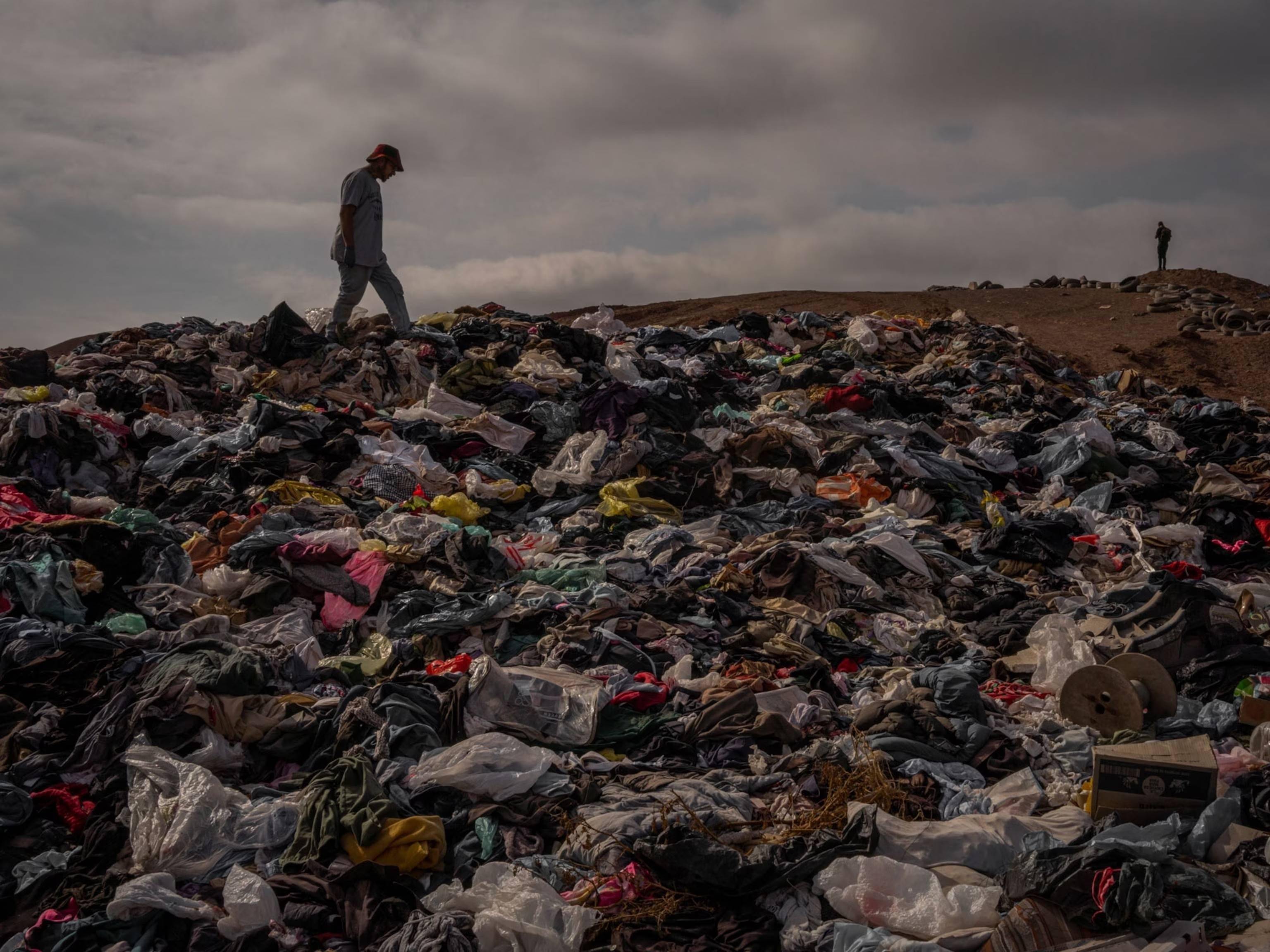 你捐给h&m的回收衣物,成了非洲海滩的"垃圾山"| 焦点分析_衣服_服装