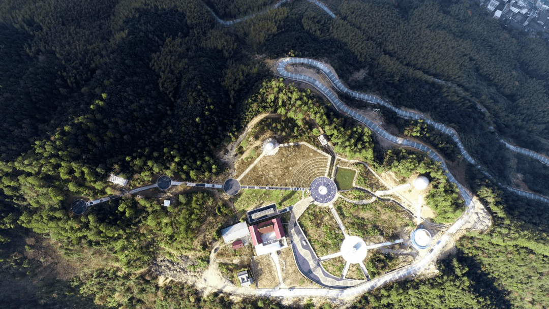 星光公园位于黄岩区海拔465米的仙机峰上,总面积33340平方米,是华东