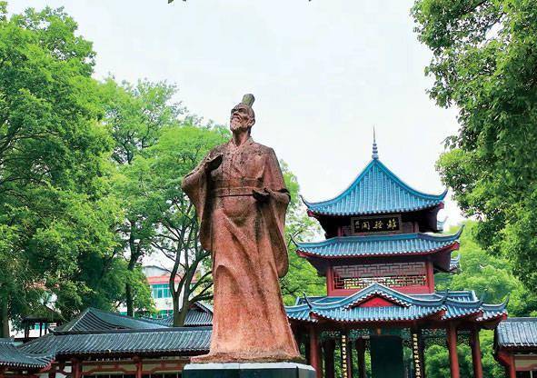位于汨罗屈子文化园的屈原塑像.