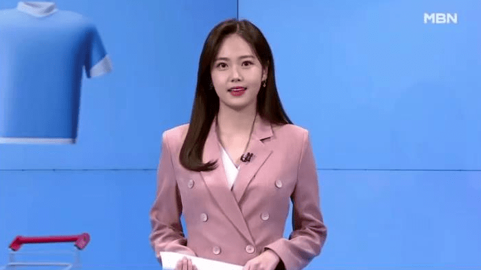 新闻主持人,其高颜值和好气质收获了满满的路人缘,被誉为韩国主持界中