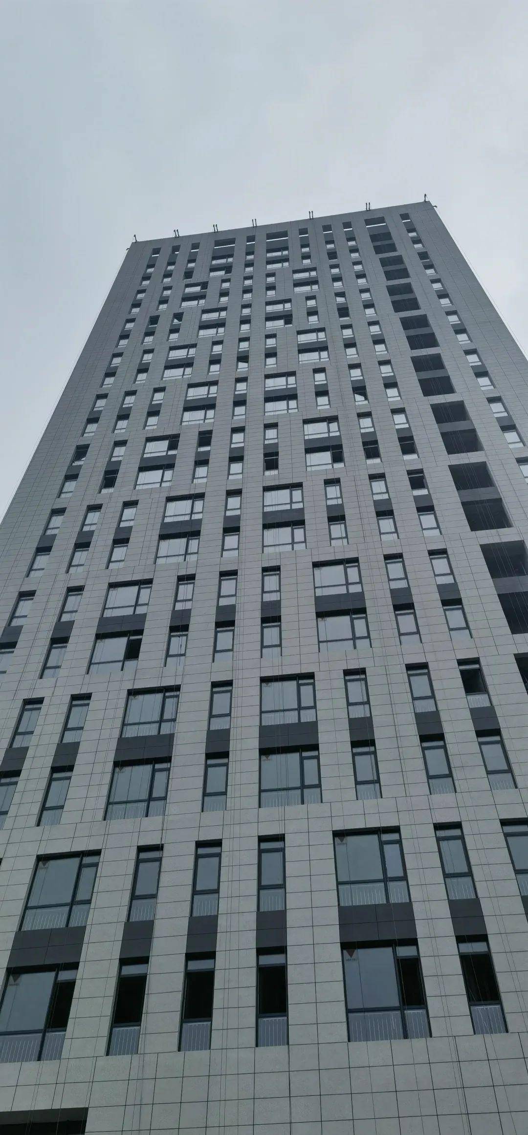 "双子新星"靓装初现,侨商大厦项目外墙施工即将完成_大楼_管道_作业