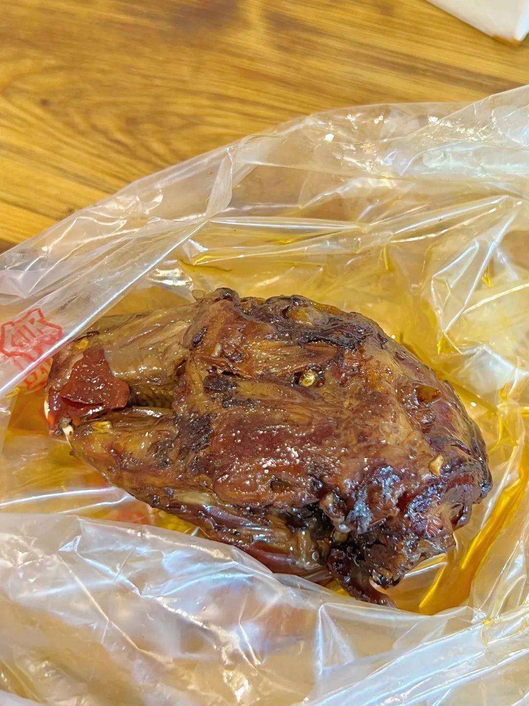 一打开包装,辣子香和肉香就四溢,一口下去便满口留香,十分过瘾.