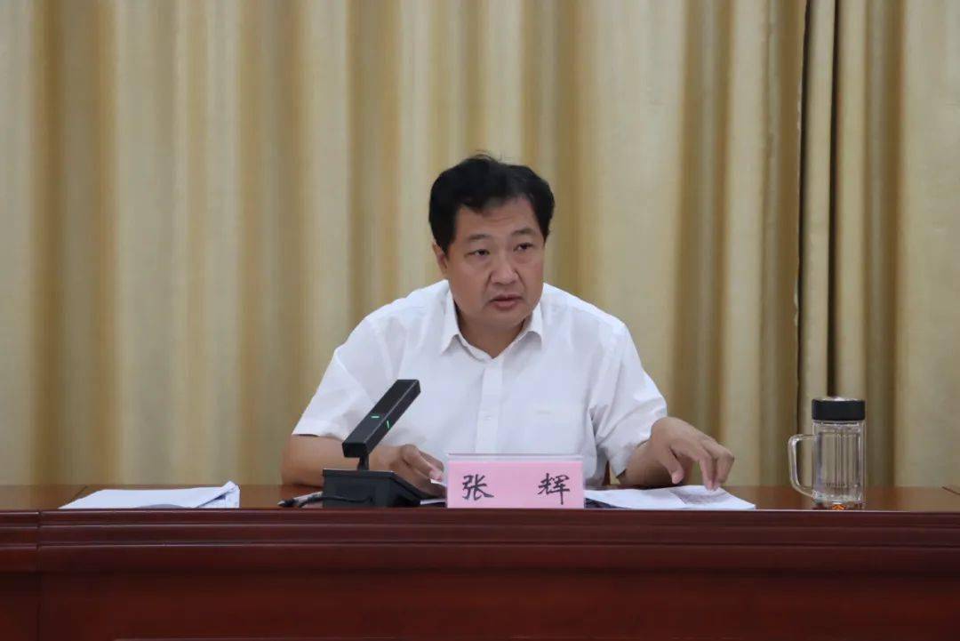 会上,局党组副书记尹建同志传达了《"我为群众办实事,社情民意大走访"