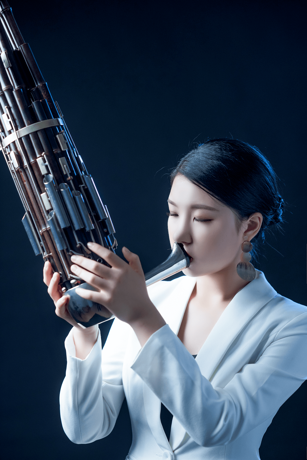 考入上海戏剧学院附属戏曲学校,受青年作曲家,演奏家张梦先生悉心教导