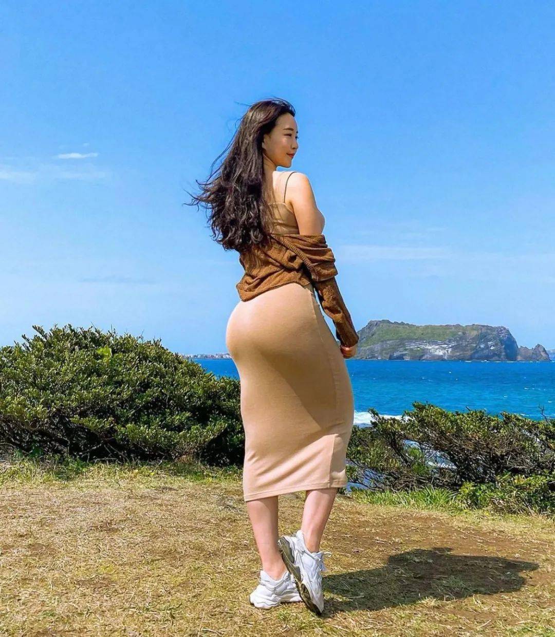 你们感受下女生这样的身材,话不多说直接上图,绝对是长期坚持练臀的