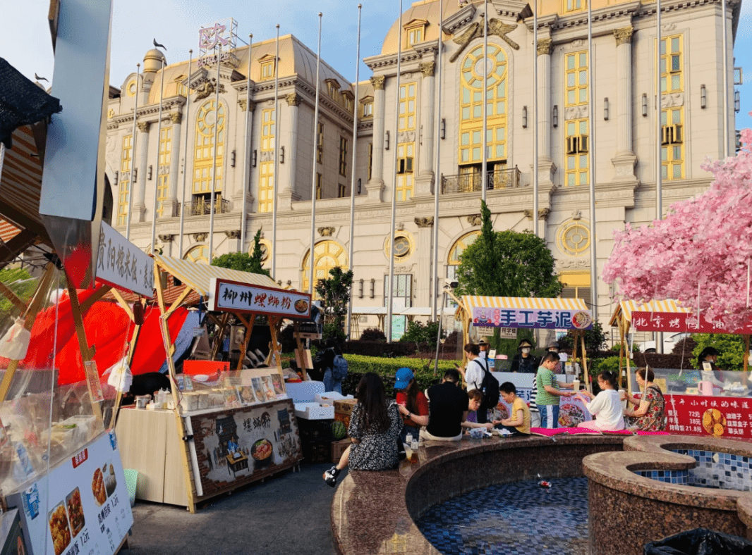 中欧街紧邻地铁8号线芦恒路的在浦星公路旁闵行也进入夜经济最火热的