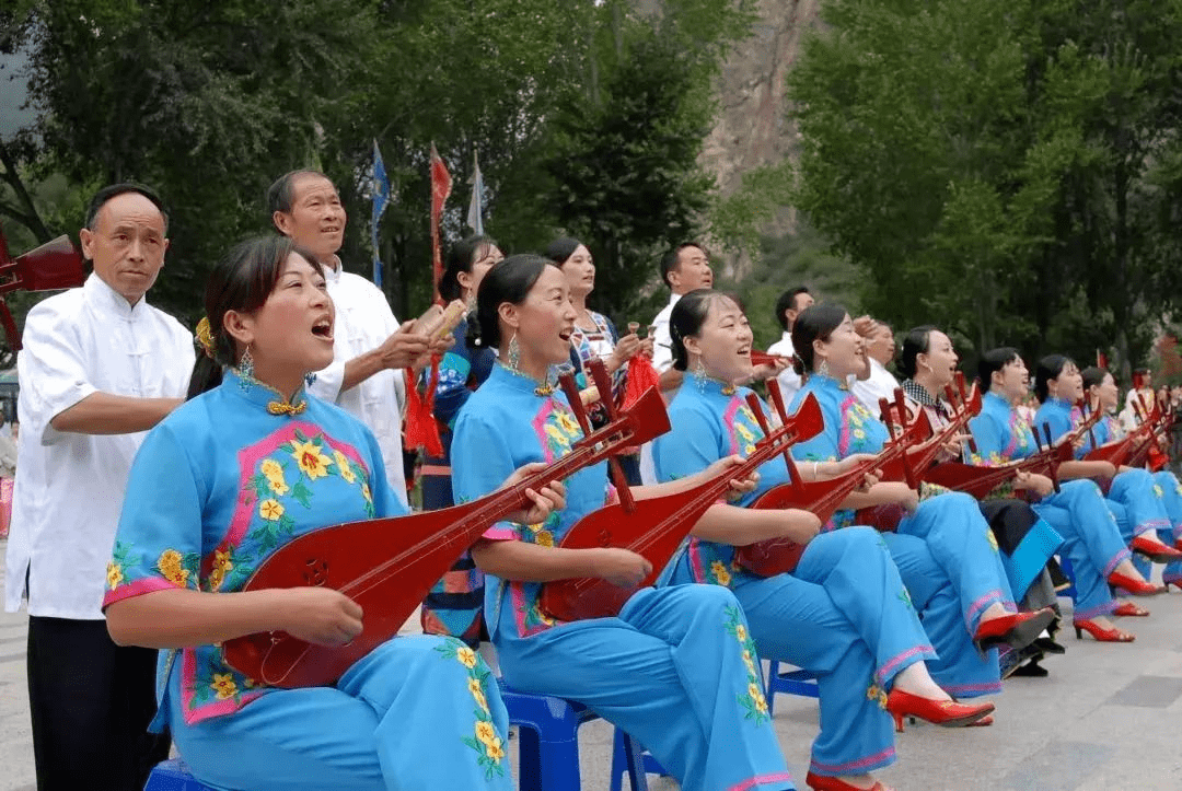 曲调种类南坪曲子的伴奏乐器主要为琵琶,即"横抱弹拨,呈柳叶形,由三