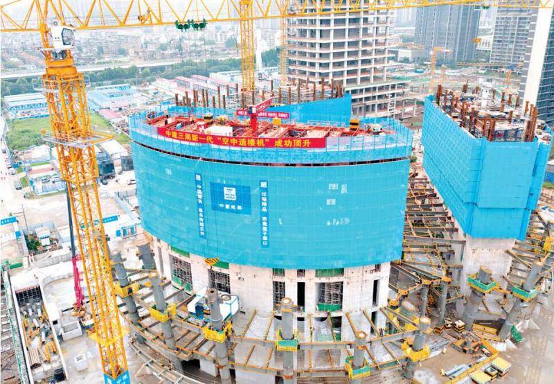 最新一代空中造楼机在武汉实现5天一层楼_施工_平台_建筑