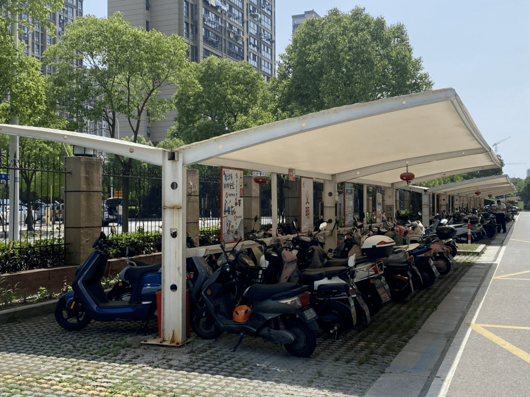 一处可停放几十辆电动车的车棚内,不少电动车正在充电