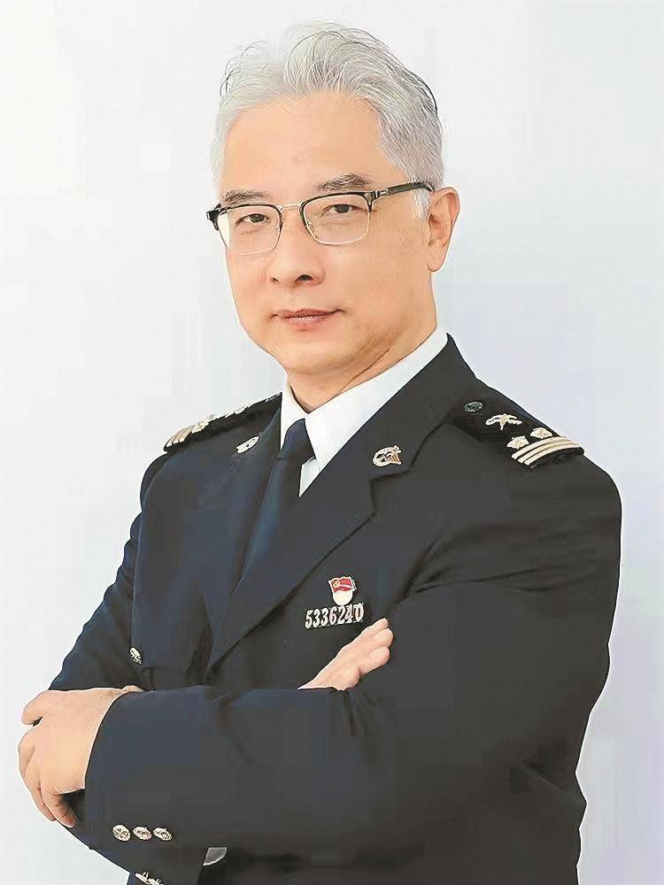 冯海■ 深圳特区报记者 吴徐美梅林海关关员冯海有一个坚持了26年的"