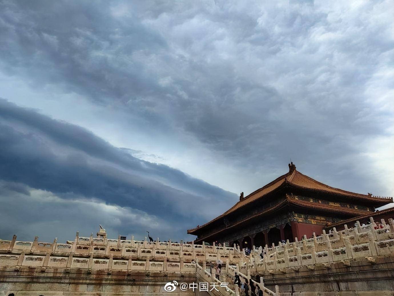 雷雨云团过境,北京天空现壮观弧状云_风暴_积雨云_中国
