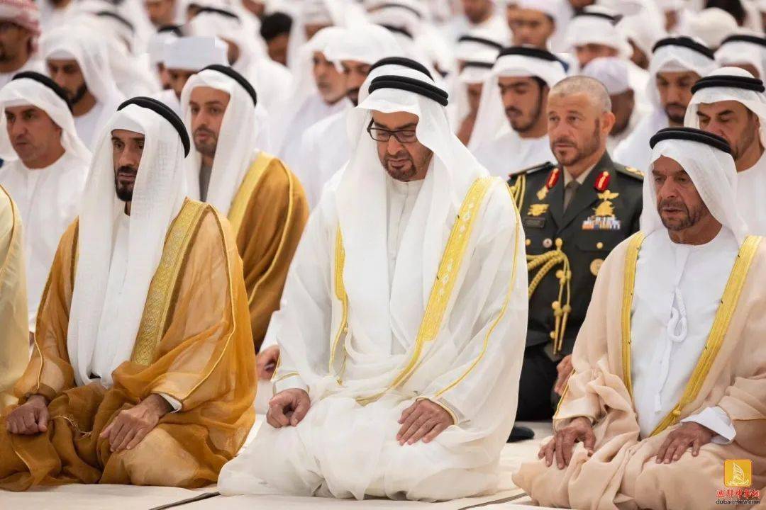 阿联酋总统携王室成员前往谢赫·扎耶德大清真寺进行宰牲节祈祷_迪拜