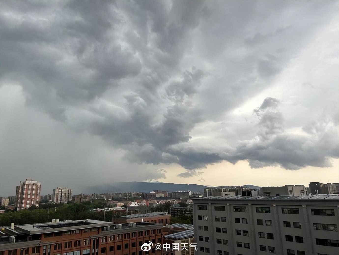 雷雨云团过境,北京天空现壮观弧状云_风暴_积雨云_中国