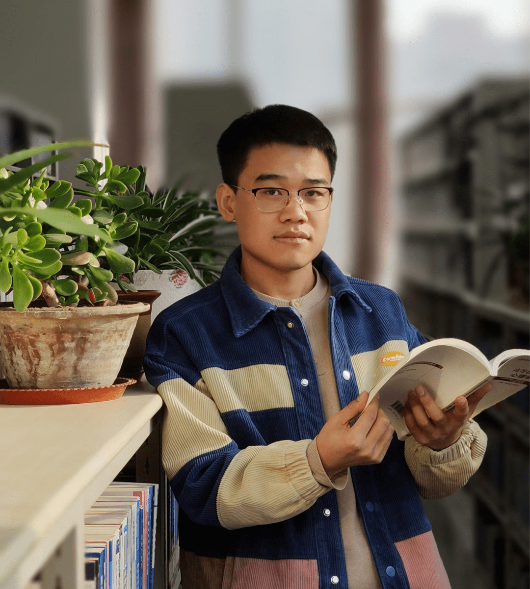 幼时随家人学剪疳人,三色纸钱,习得大量民谚民谣民间故事.