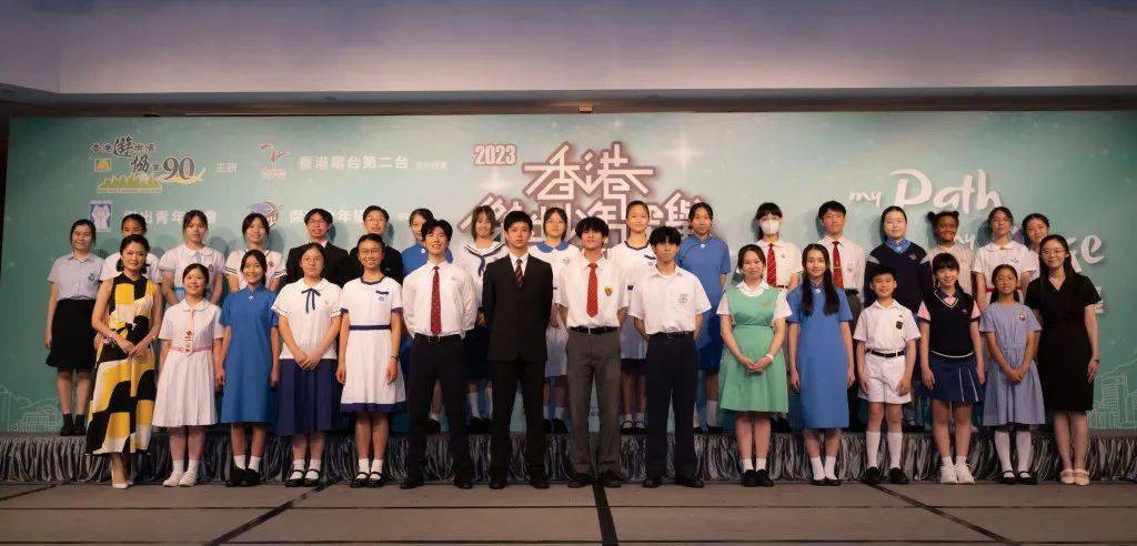 炎明熹获"香港杰出少年"!穿校服领奖再展清纯一面!_台湾_旅行_展现