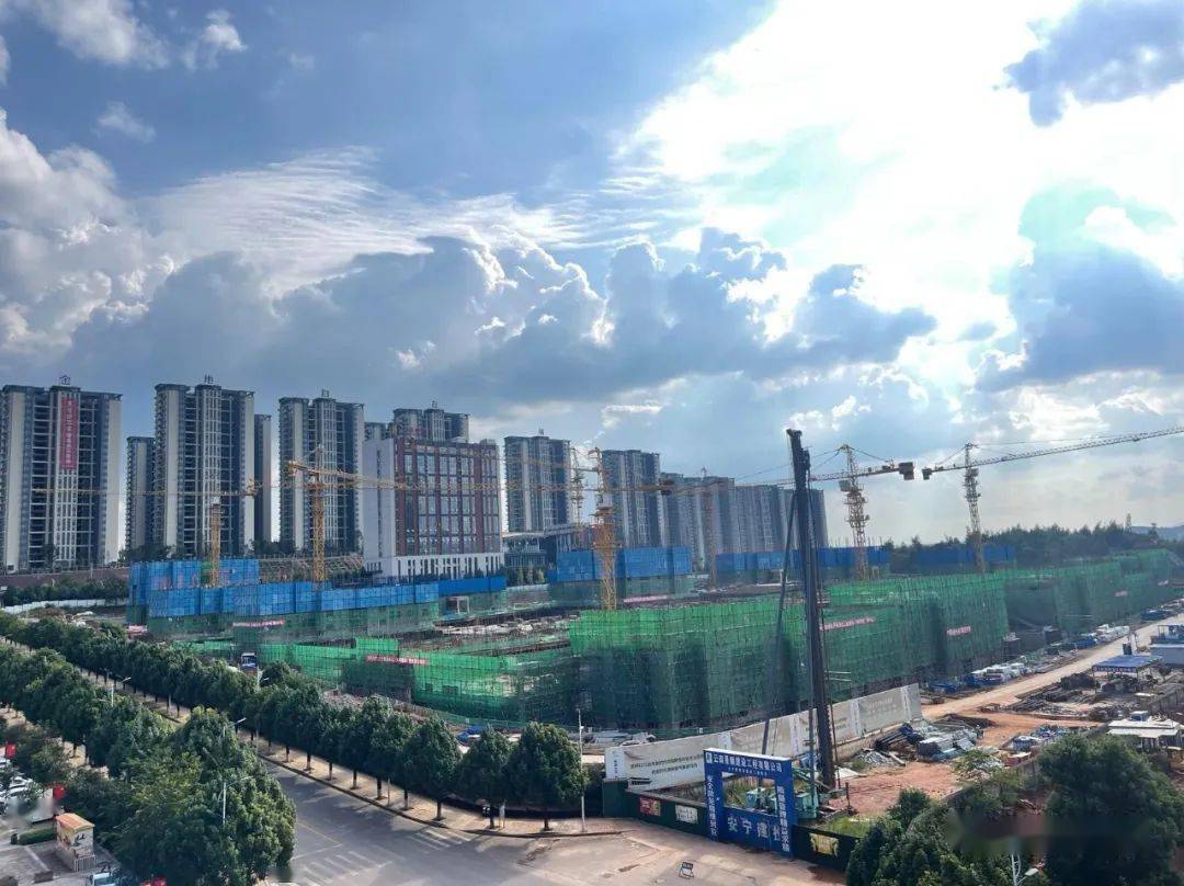 第一线】安宁太平新城安置房工程项目顺利封顶_建设_投资集团_安宁市