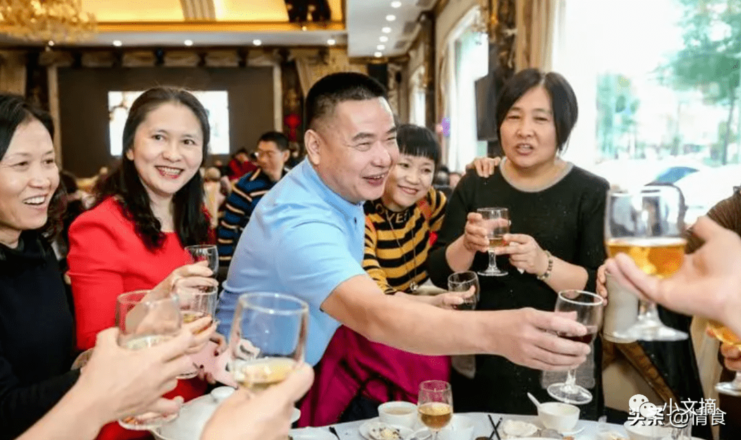 轮到你敬酒时,别干站着当“哑巴”,牢记这4句敬酒词,万能好用_祝福_领导_情谊
