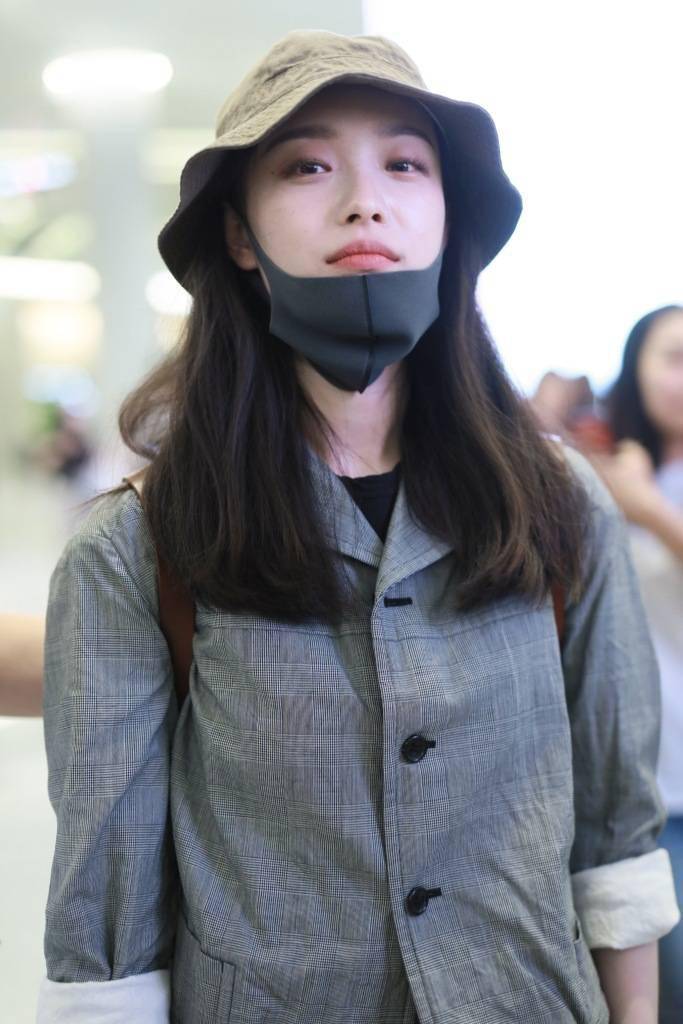 《消失的她》中倪妮帅出天际 而她的私服穿搭完全大变样……_机场