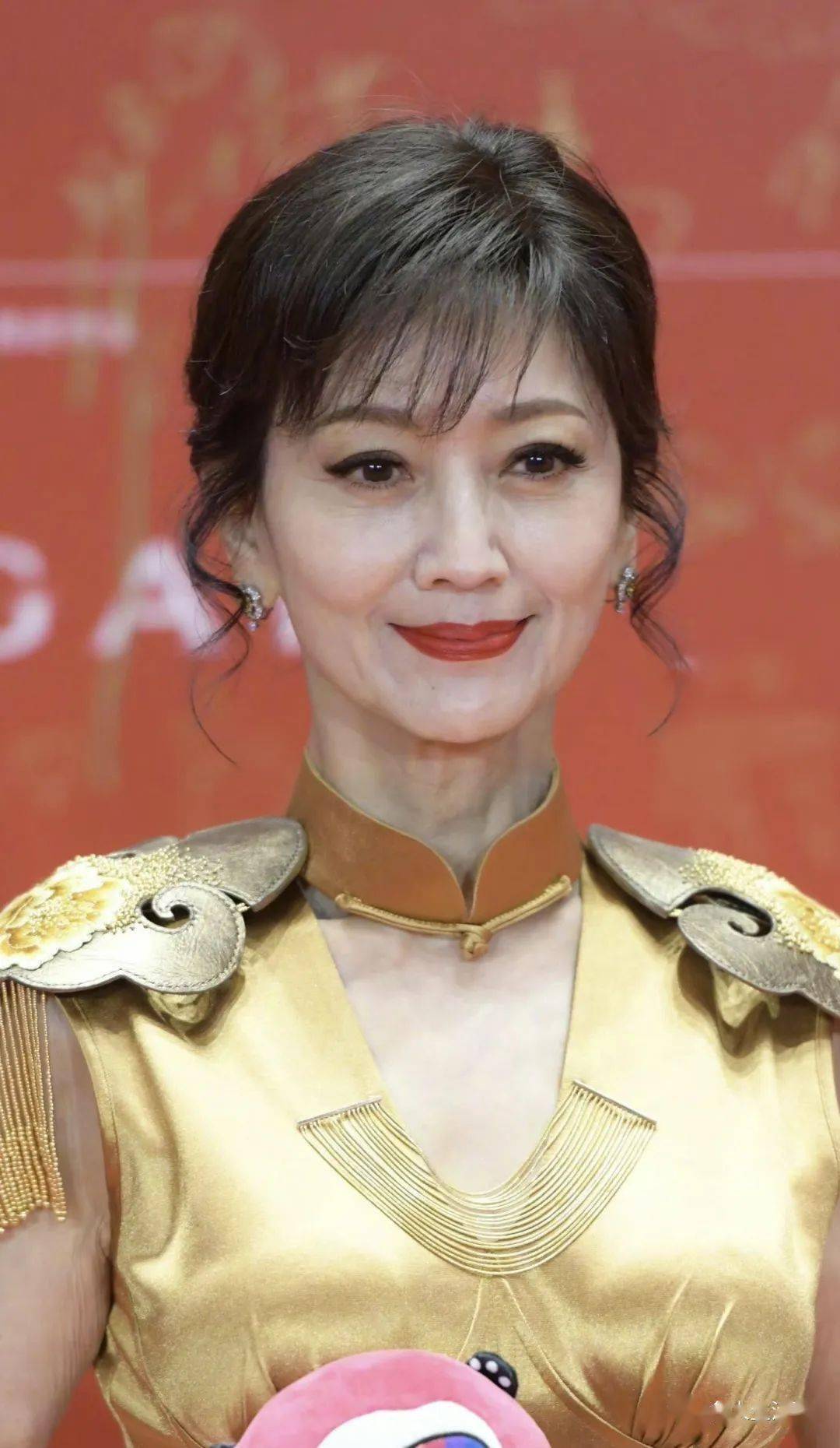 69岁赵雅芝近照曝光,网友:又老又浓妆艳抹,好可怕_保养_气质_皱纹