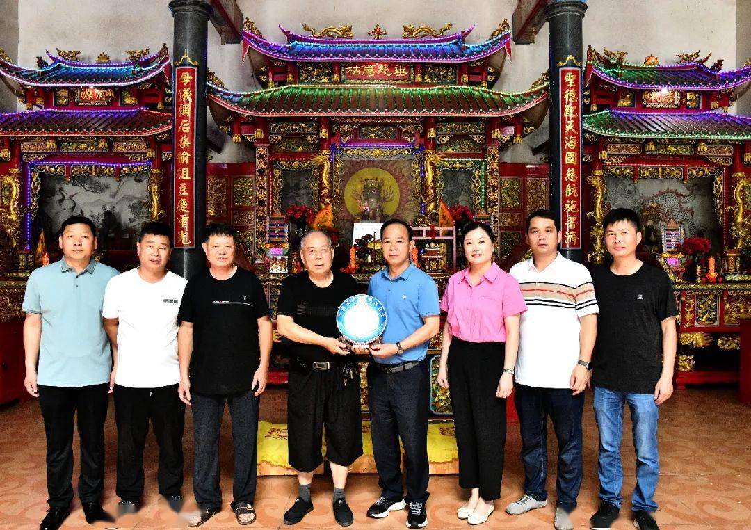 区北高镇美兰村赠送交流纪念品并合影留念秀屿区东庄镇东沁宫赠送交流