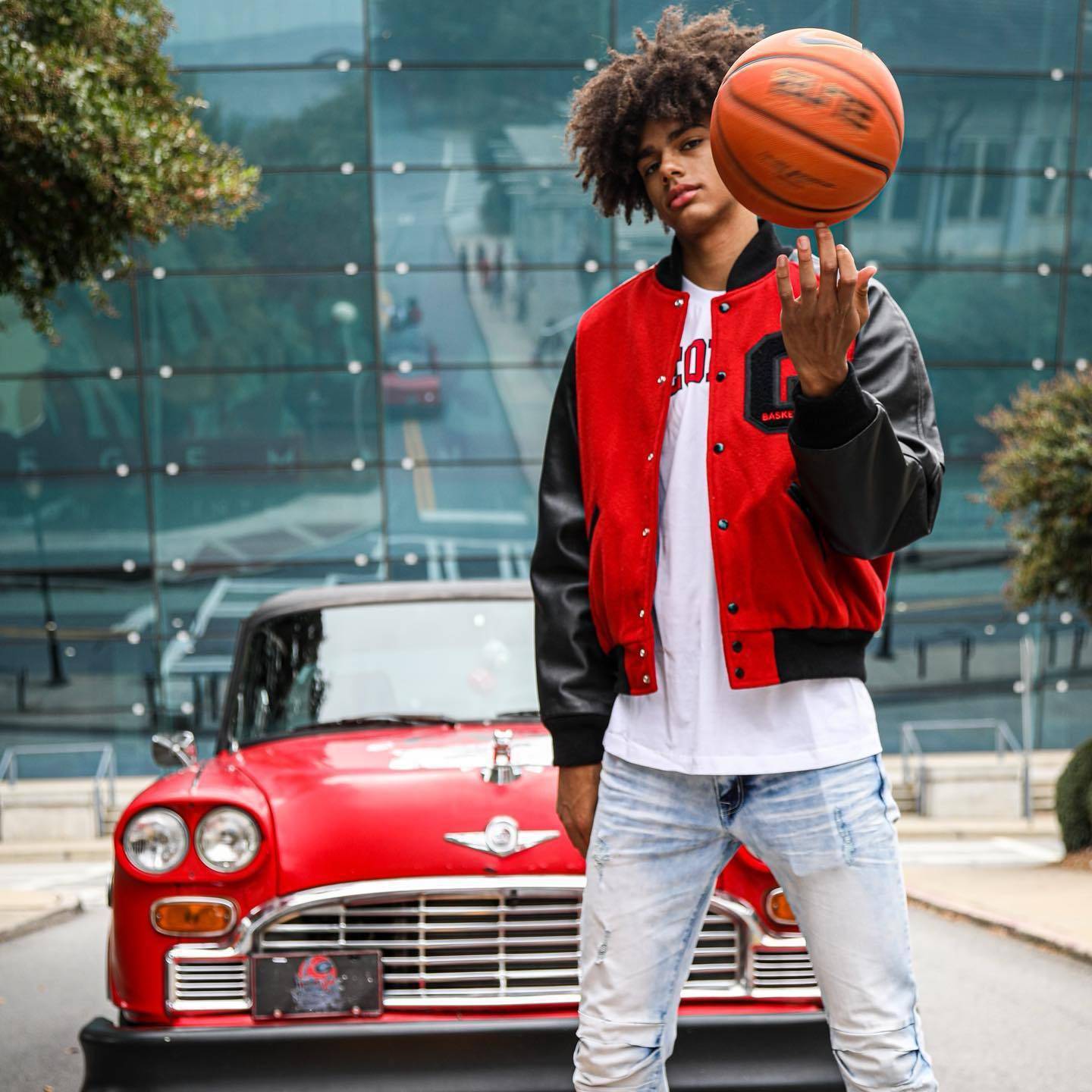 淡厚然昨日扣篮的背景板 是美国帅哥篮球代表 五星高中生asa_newell