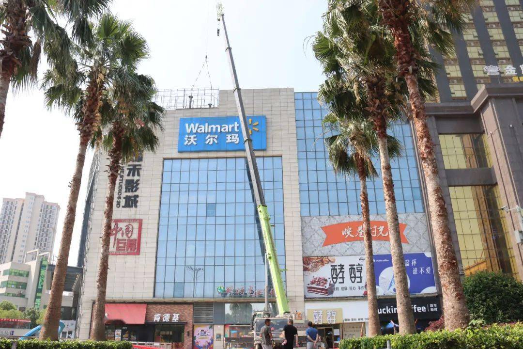 当日上午,新天地国际大广场的楼顶广告牌拆除工作也在同步进行中.