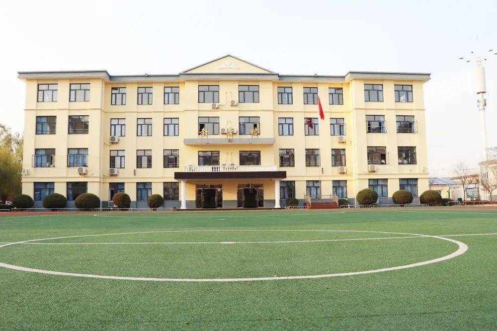 学校坐落于风景胜地北戴河,气候宜人,空气质量优良,设施先进,宿舍配备