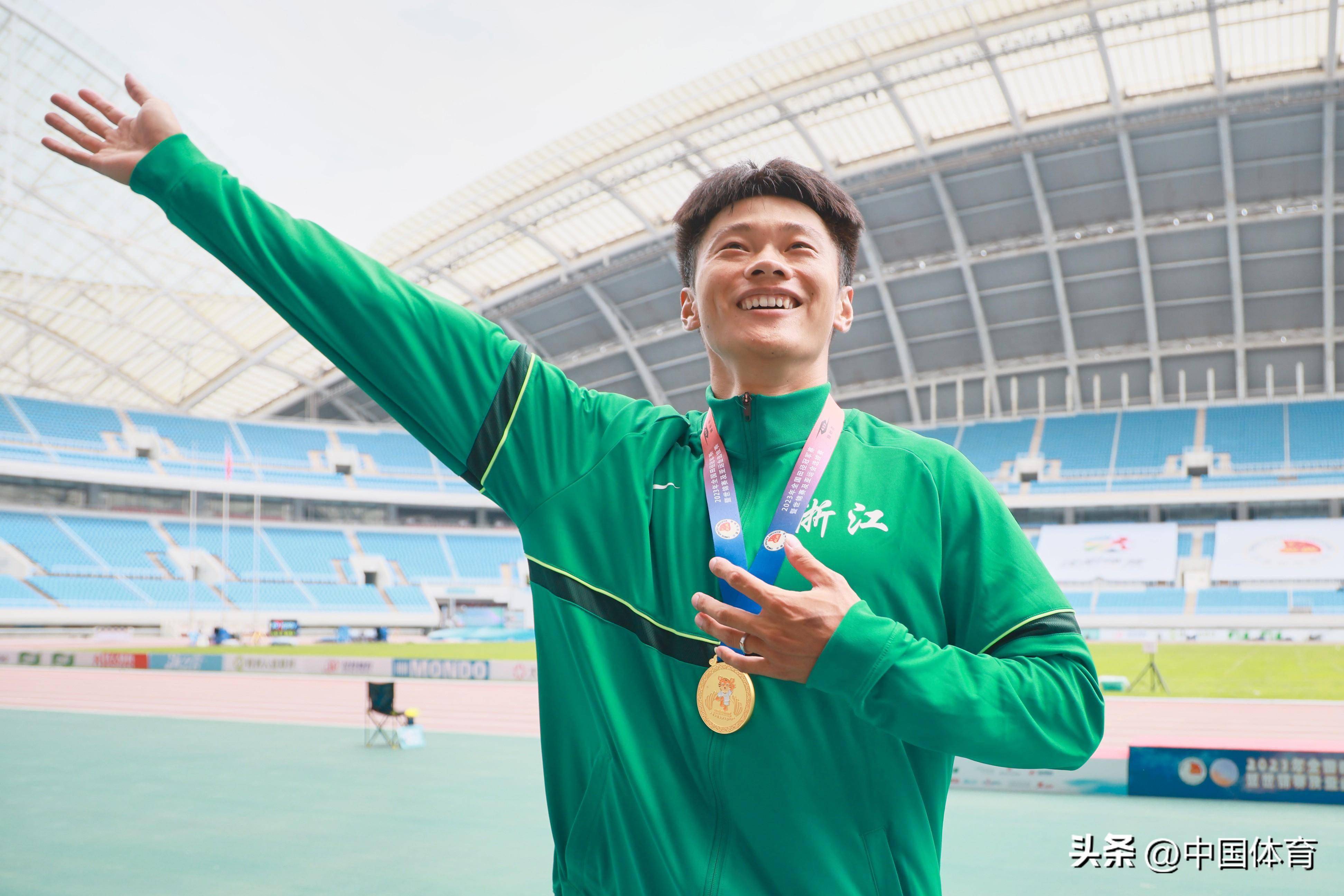 冠军谢震业(中)亚军刘硕元(左)季军陈锦丰(右)在颁奖仪式上谢震业(中)