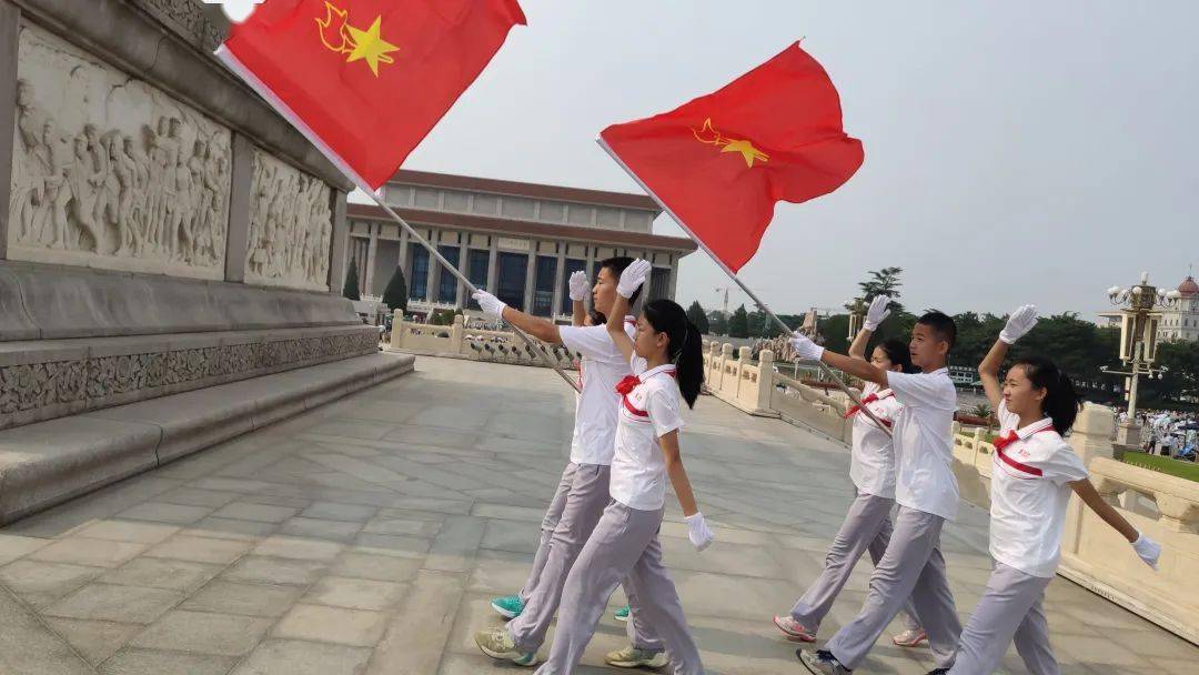 以红领巾的名义,向人民英雄致敬!