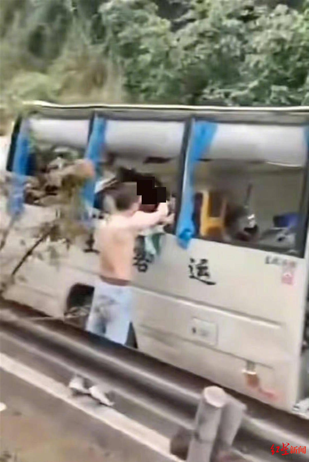 重庆城口一辆载有20人的客车发生侧翻 已致1死1重伤|重庆市|客车|陈鹏_新浪新闻