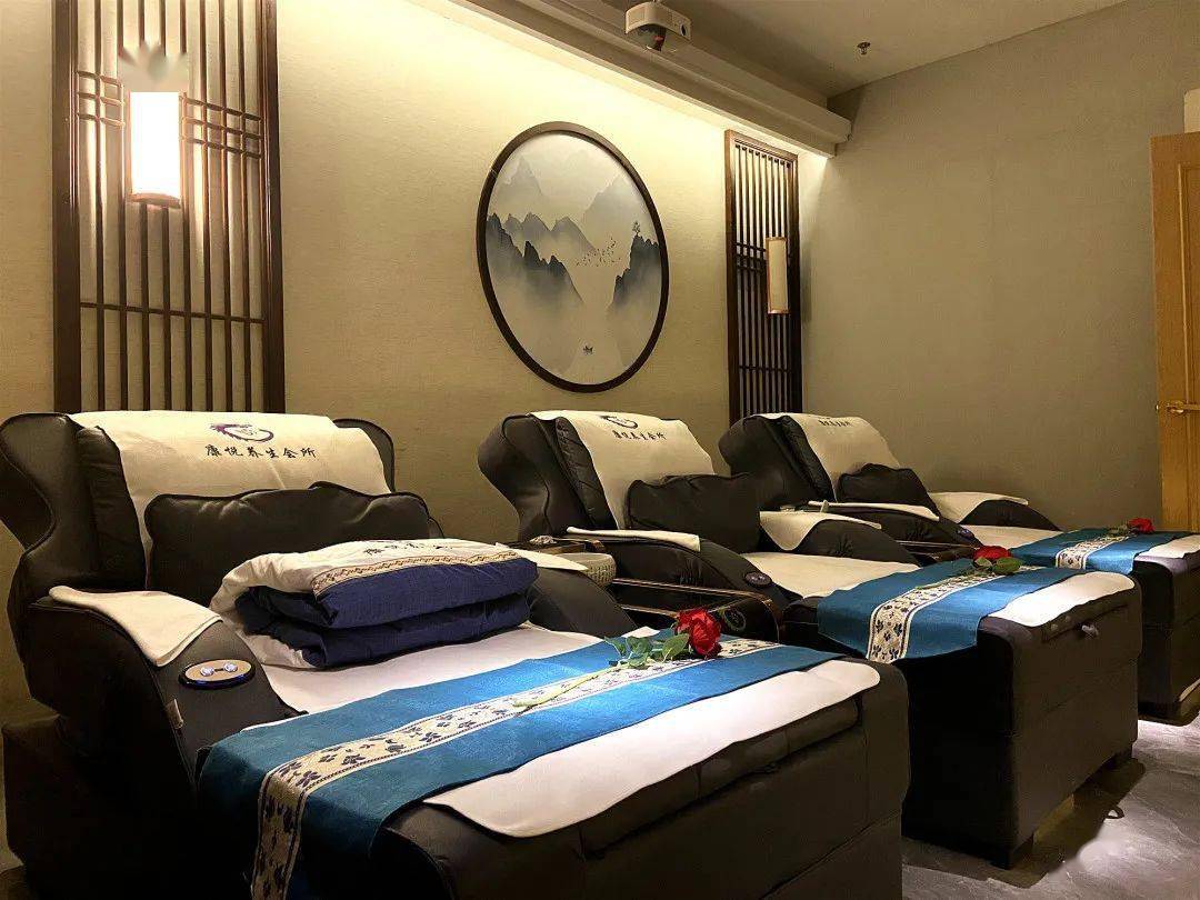 鲜花不一样的布置带来不一样的感觉房间内还打造了超大影视屏各种综艺