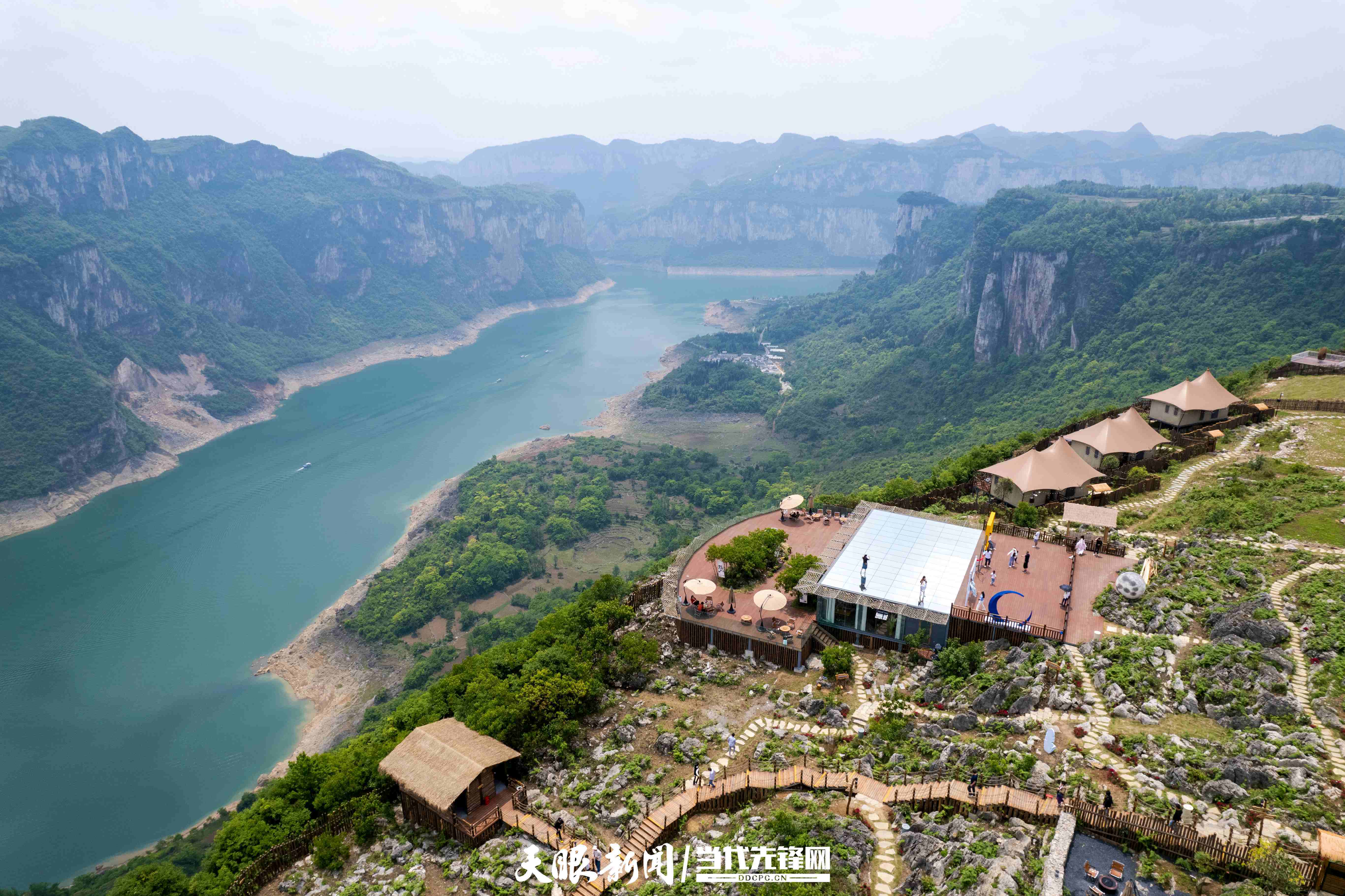 向下,江水碧绿如带;向左,鸭池河特大桥如红色巨龙凌空飞度;向右,一只"