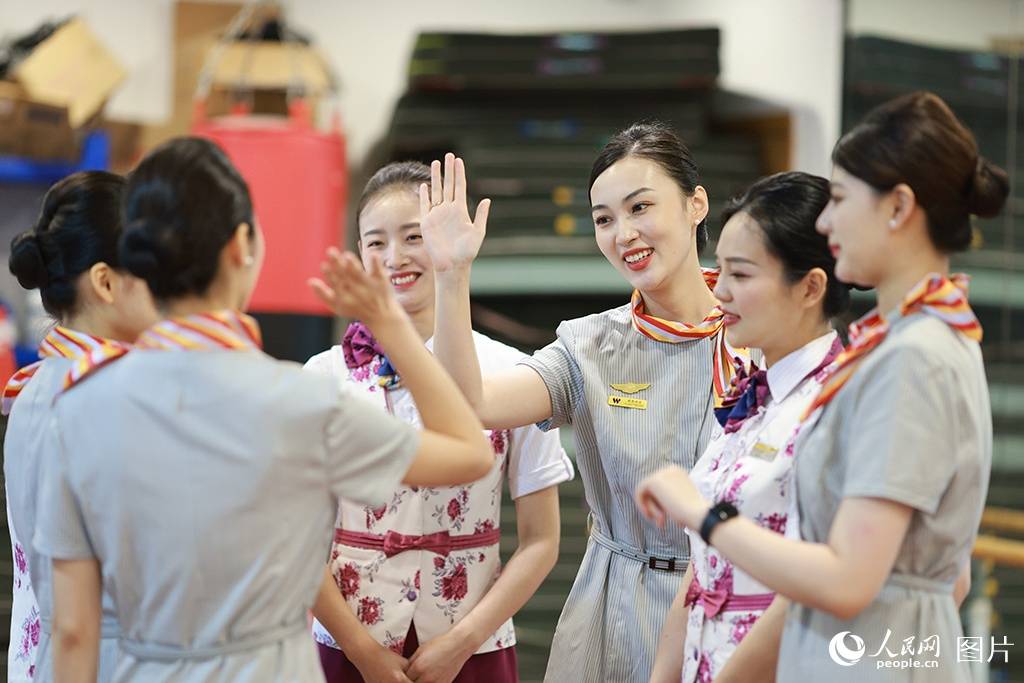 重庆:"空姐""动姐" 携手开展服务礼仪培训备战暑运_null_航空_客运段
