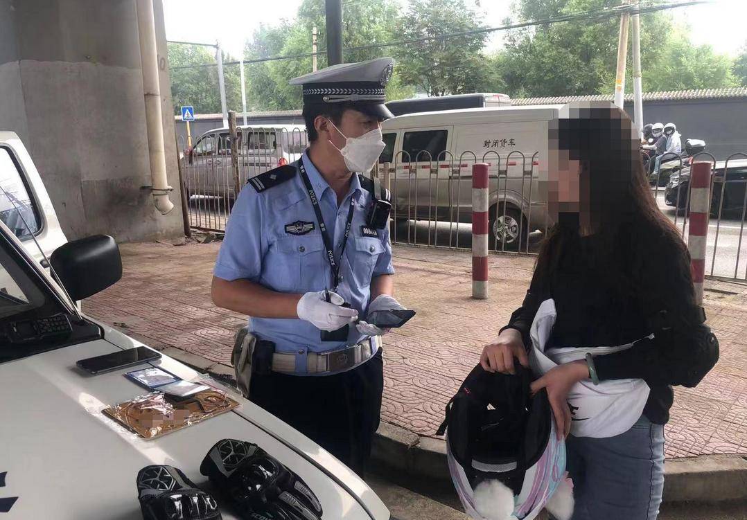 交警拦下无牌摩托车，女骑手立即拿出副号牌：我不会装_手机搜狐网