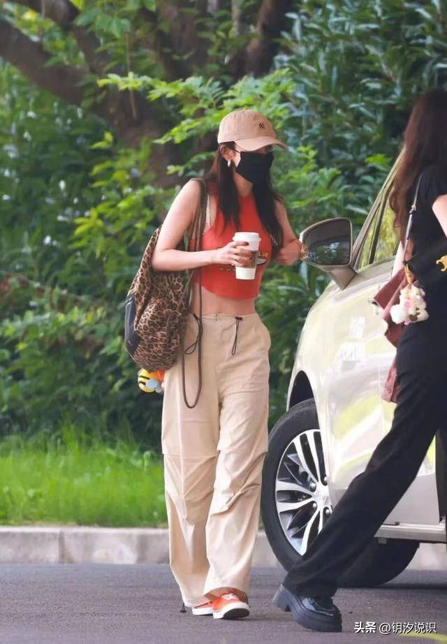 杨幂太会搭配了,橘色短款t恤配工装裤,展现美的身材和魅力.