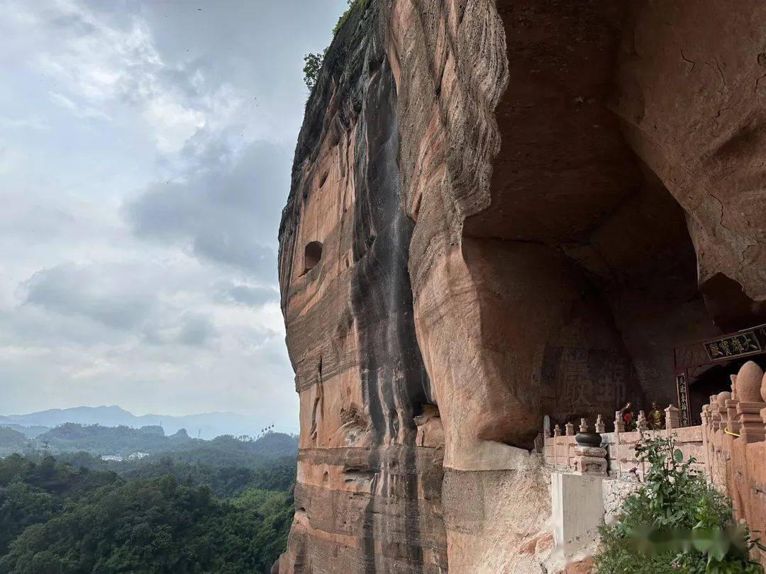 在丹霞山游玩,最惊叹的是这里各种各样的岩石奇观,而我们也只能走马观