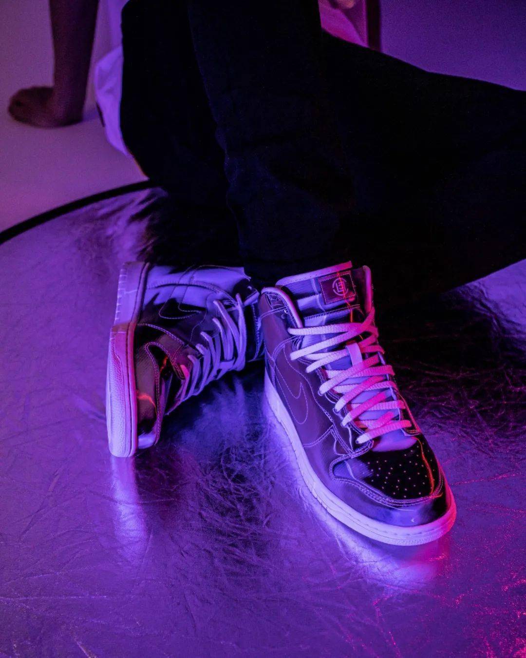 从目前冠希哥亲自放出的官方图片看,后跟位置涵盖死亡之吻,兵马俑,红