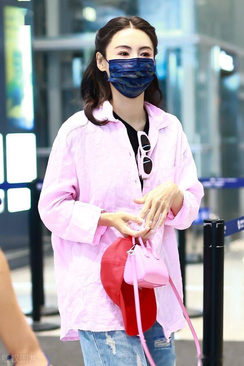 2023年6月30日,上海,张柏芝现身机场.妆容精致和粉丝互动亲和力满满.