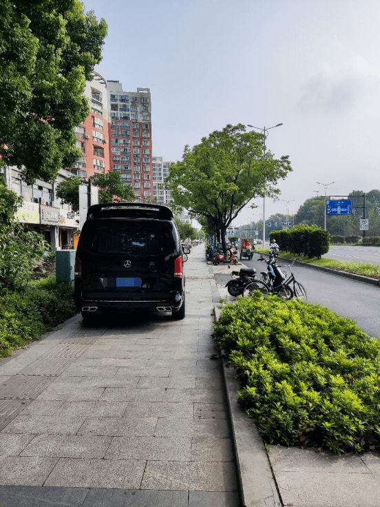 钱塘不文明现象曝光台 ⑮ | 机动车乱停放,人行道乱晾晒,占用消防通