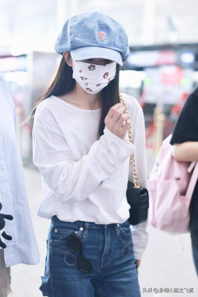 徐梦洁现身北京机场,身穿白t牛仔裤简约低调