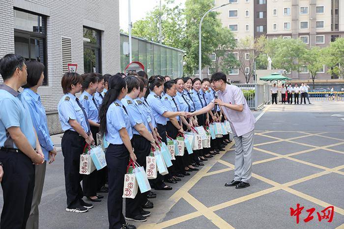 开门大吉常洪霞图片