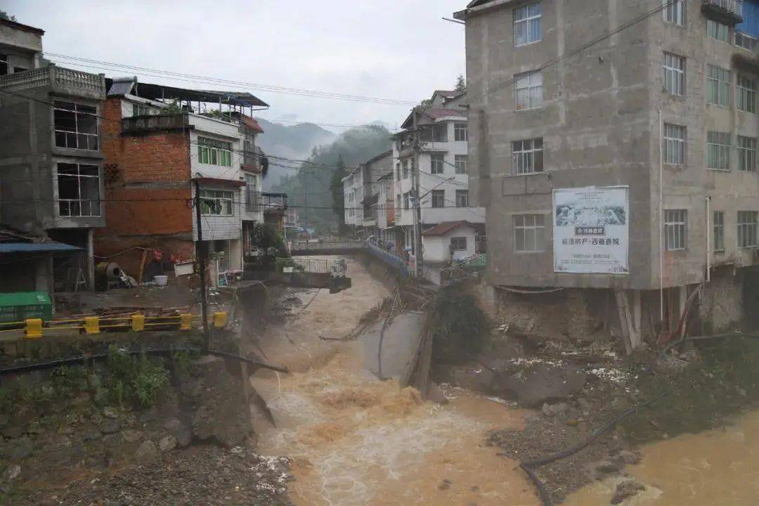 80条道路中断，房屋受损倒塌！陕西镇巴遭50年一遇特大暴雨侵袭！